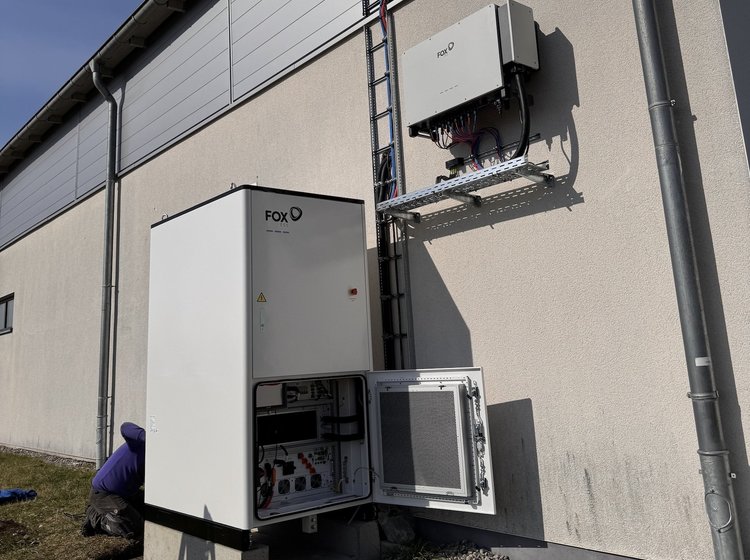 Elektro Kessler arbeitet an einem großen PV-Speicher neben einem Industriegebäude.