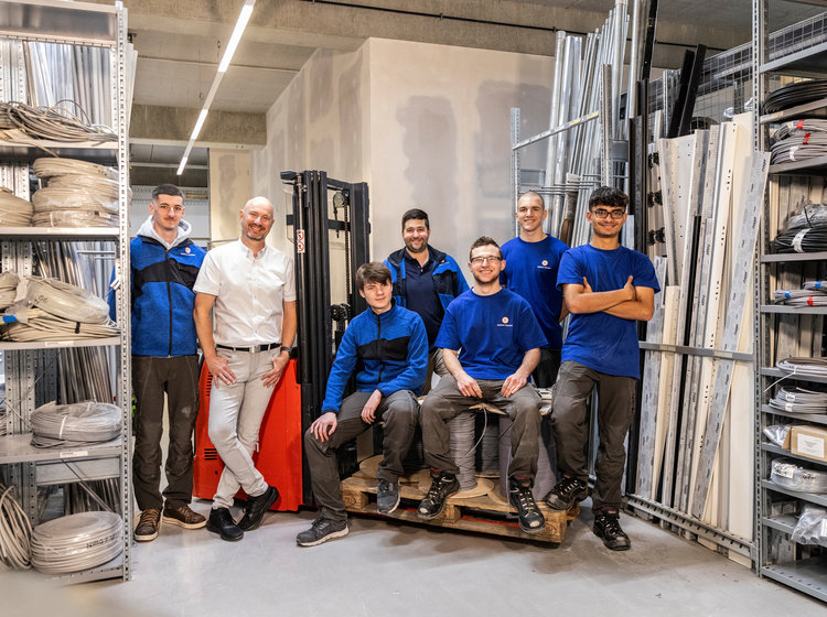 Ein Gruppenfoto im Lager von Elektro Kessler