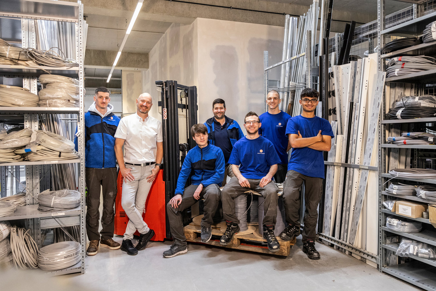 Ein Gruppenfoto im Lager von Elektro Kessler