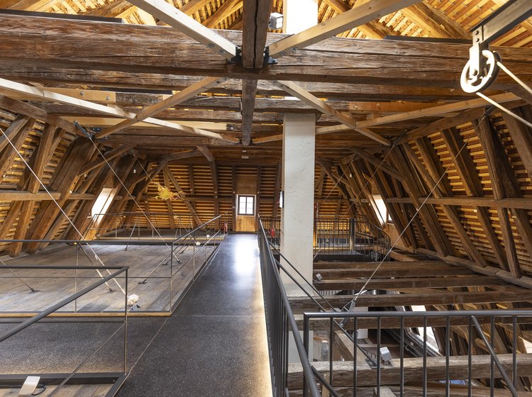 Historischer Dachstuhl mit moderner Stegkonstruktion Dachstuhl des Cavazzen Lindau mit freiliegenden Holzbalken, modernen Stahlträgern und begehbarem Steg mit Geländer.