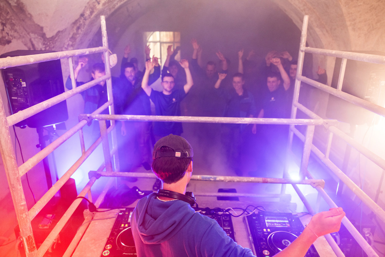 Ein DJ legt auf einer Elektroparty auf