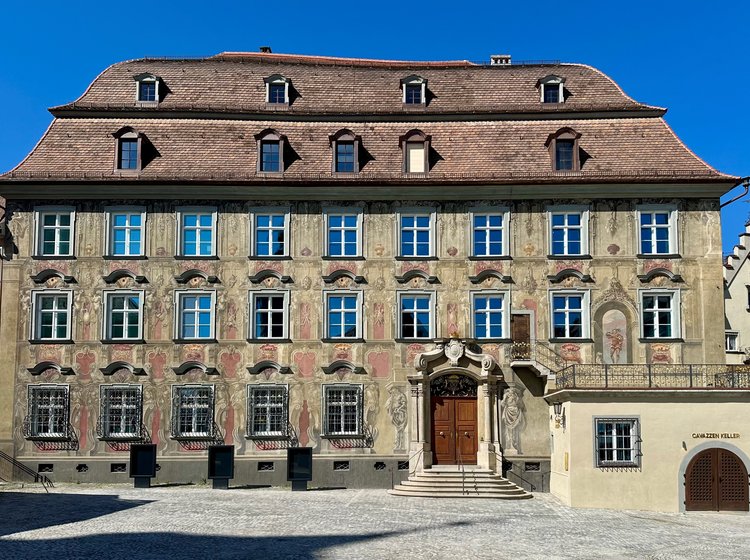 Stadtmuseum Cavazzen Lindau Historisches Museum Cavazzen in Lindau von außen mit Sandsteinfassade und Ziegeldach vor blauem Himmel.