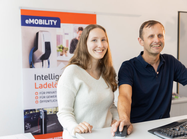 Ein Mann und eine Frau arbeiten zusammen am Computer