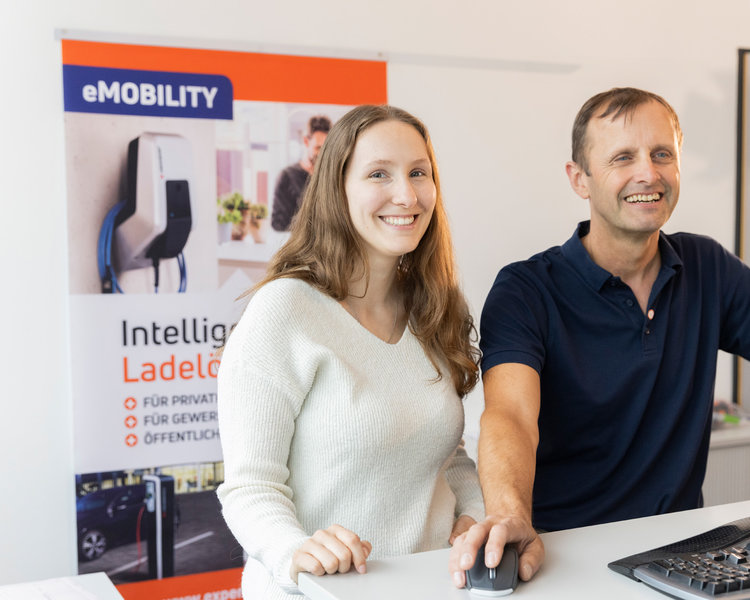 Ein Mann und eine Frau arbeiten zusammen am Computer