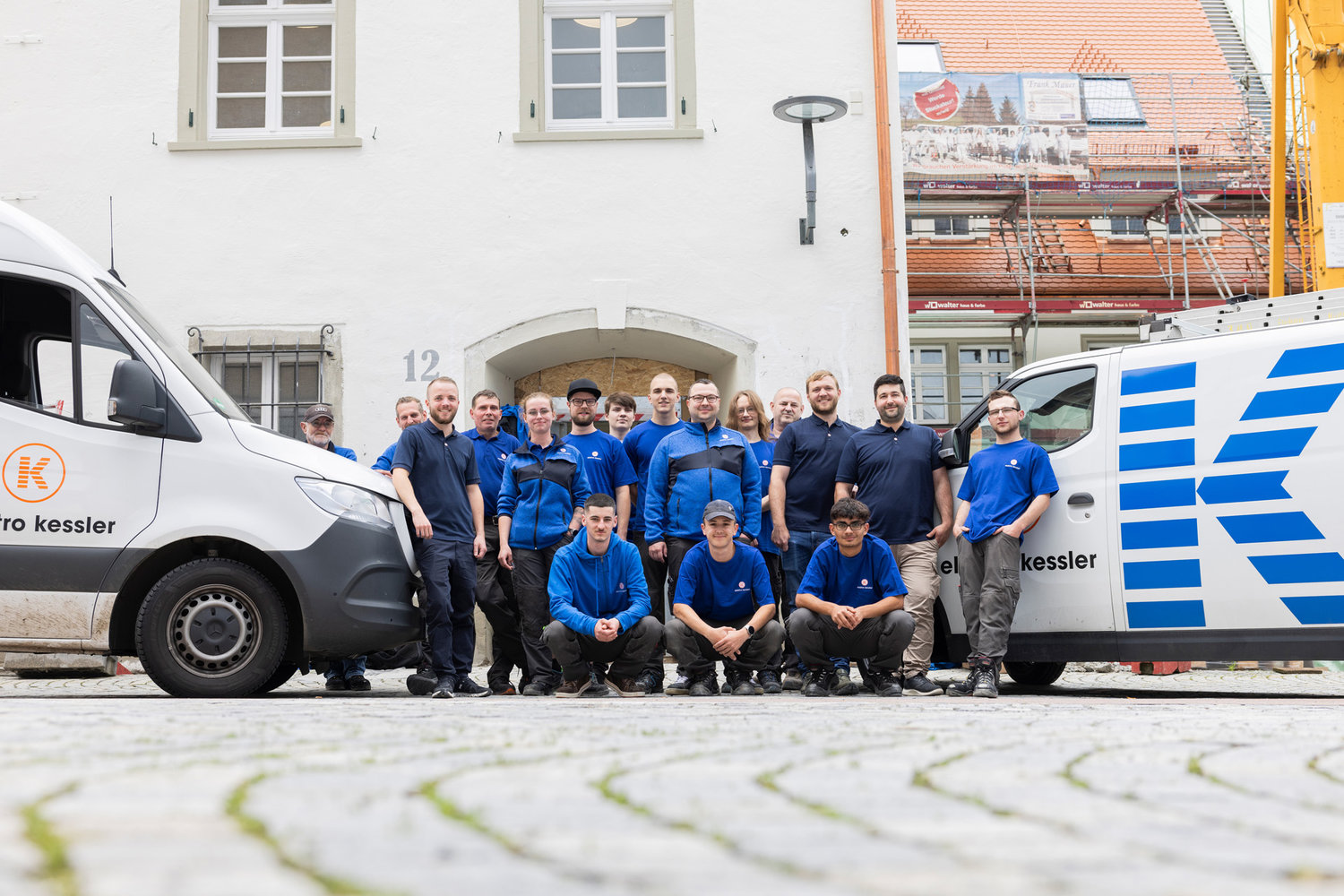 Das Team von Elektro Kessler neben Firmenfahrzeugen