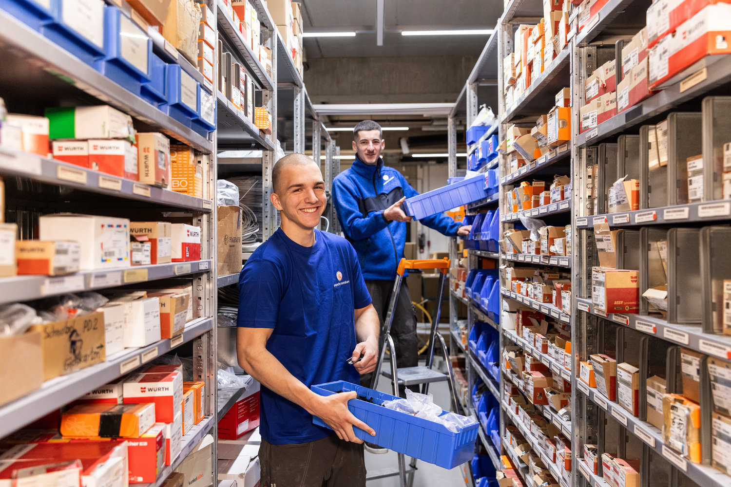 Zwei Männer sortieren Waren in einem Regallager