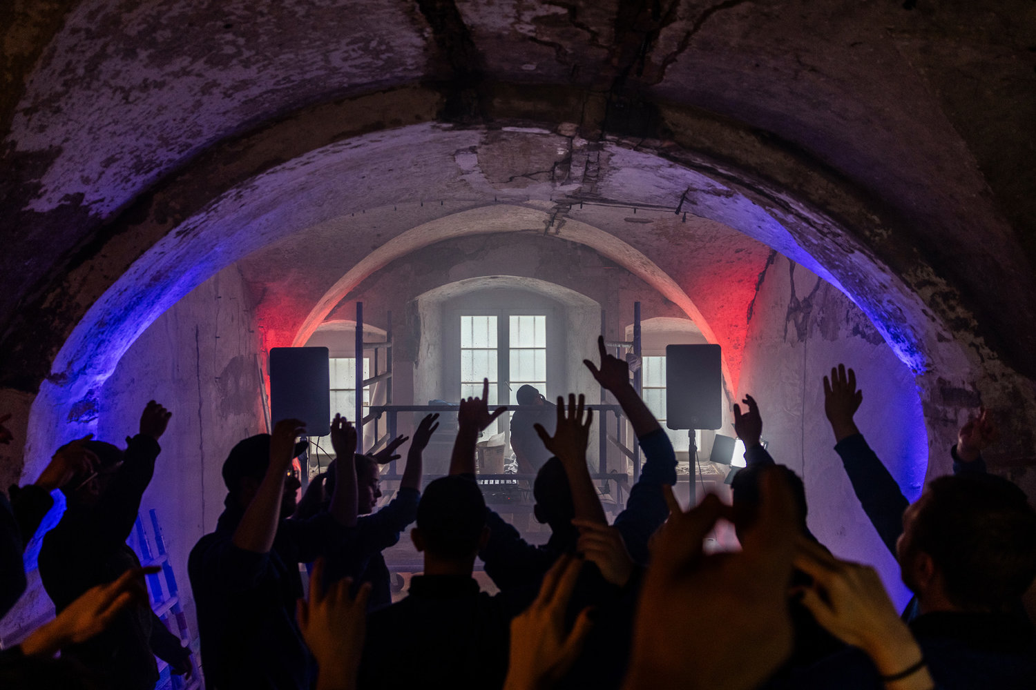 Menschen tanzen auf einer Elektro Party