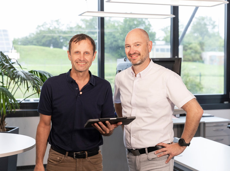 Zwei Projektleiter von Elektro Kessler im Büro