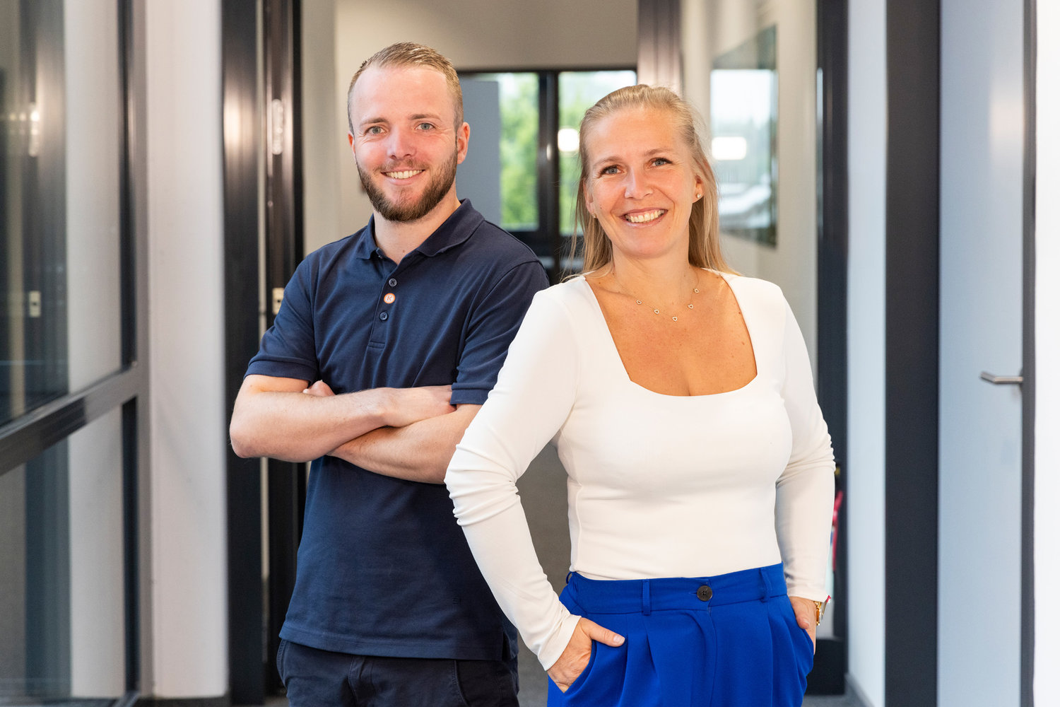 Ein Mann und eine Frau stehen in einem Flur nebeneinander