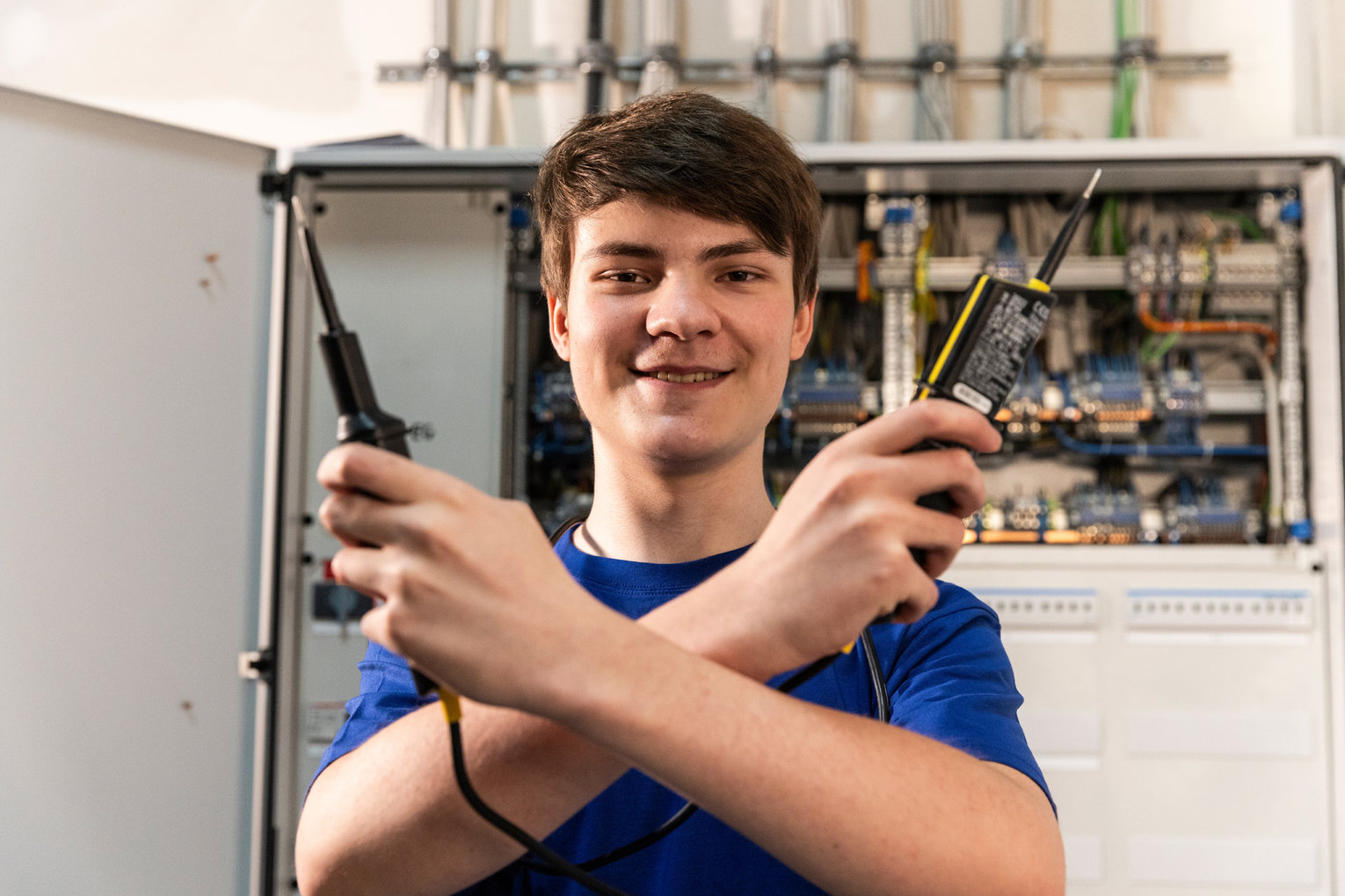 Ausbildung Elektroniker Elektro Kessler Ein Azubi von Elektro Kessler mit Prüfgerät von einem Schaltkasten