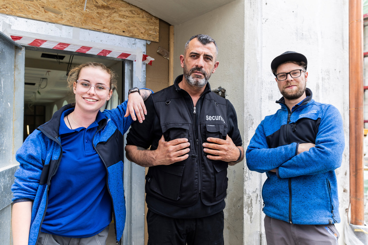 Ein Mann und eine Frau stehen neben einem Türsteher