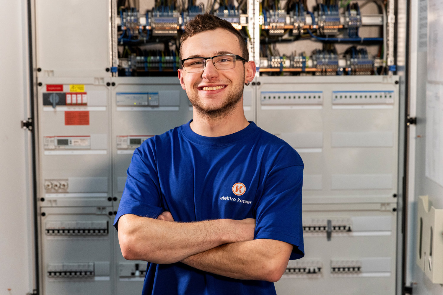 Ein Mitarbeiter von Elektro Kessler steht vor einem Schaltkasten