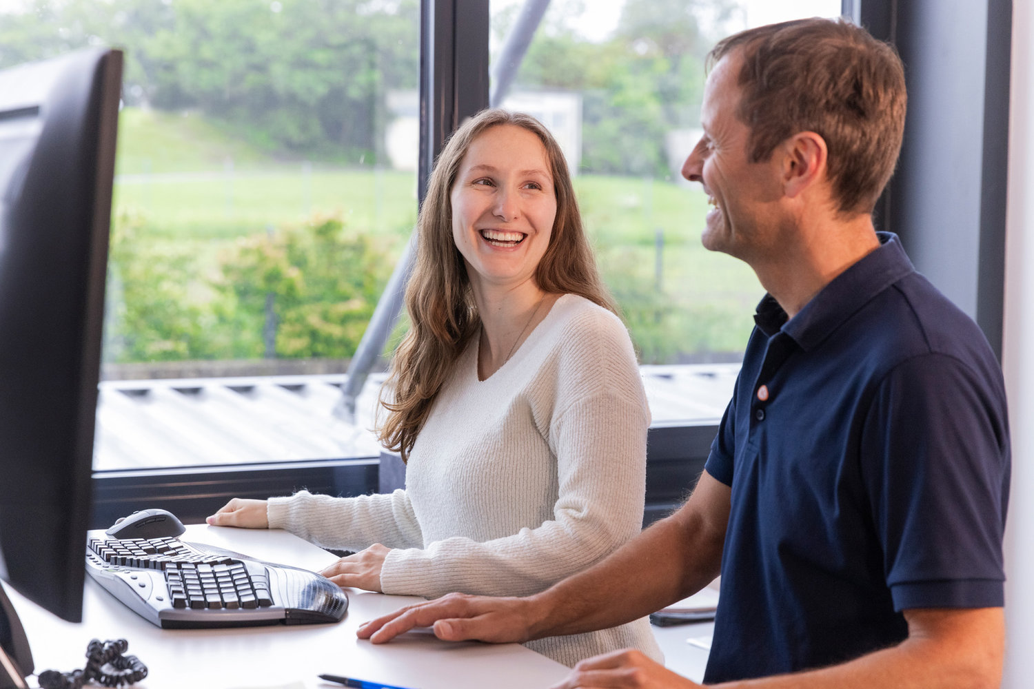 Ein Mann und eine Frau im Büro von Elektro Kessler