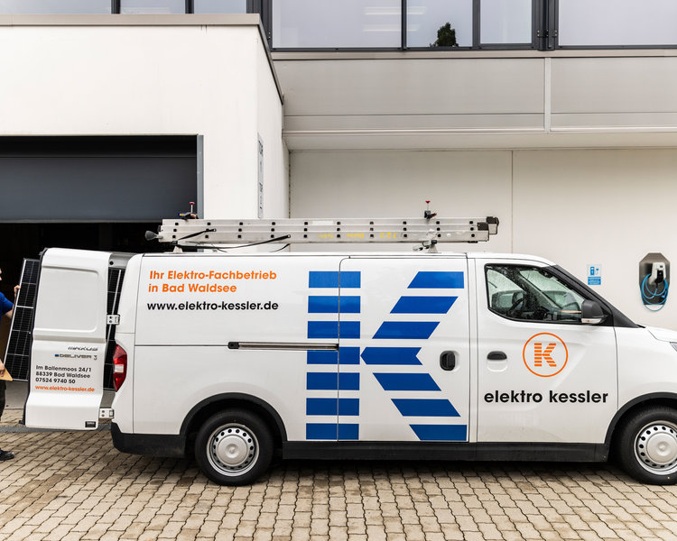 E-Auto von Elektro Kessler steht an Ladestation